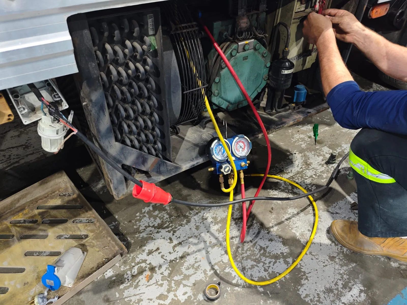 Manutenção em equipamento de refrigeração